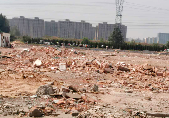 郑州中州大道附近数万平方的建筑垃圾裸露
